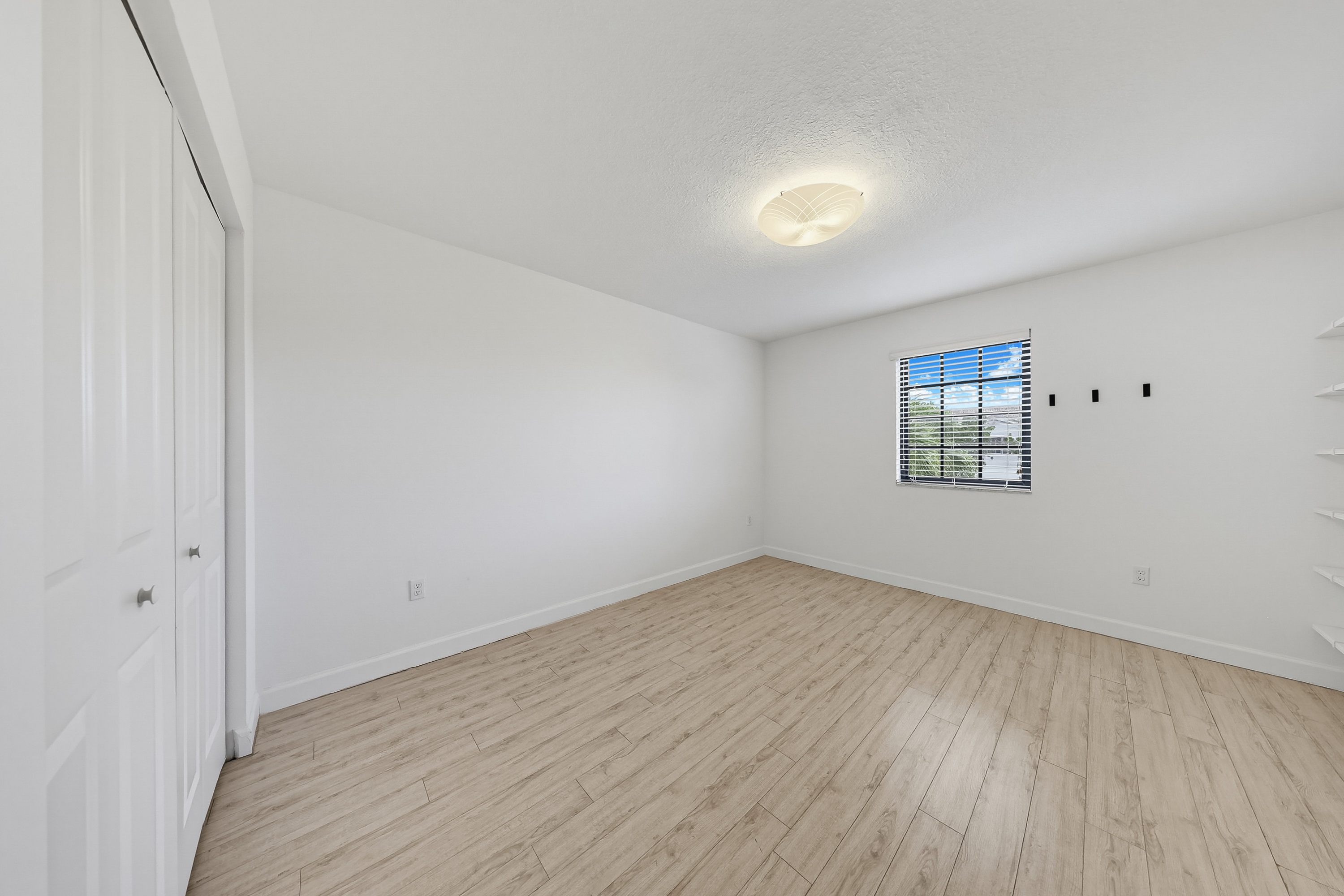 476 NE 194th Terrace Miami FL 33179