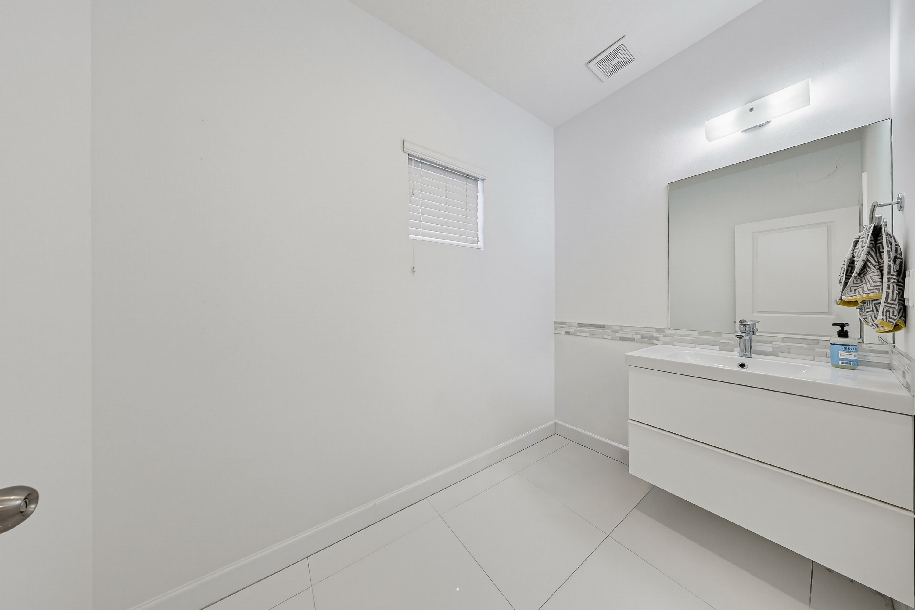 476 NE 194th Terrace Miami FL 33179