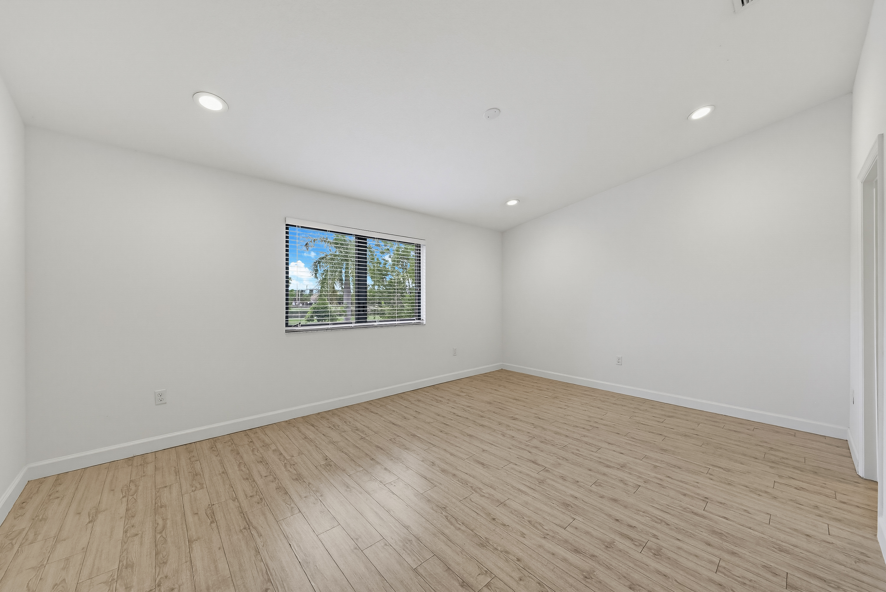 476 NE 194th Terrace Miami FL 33179