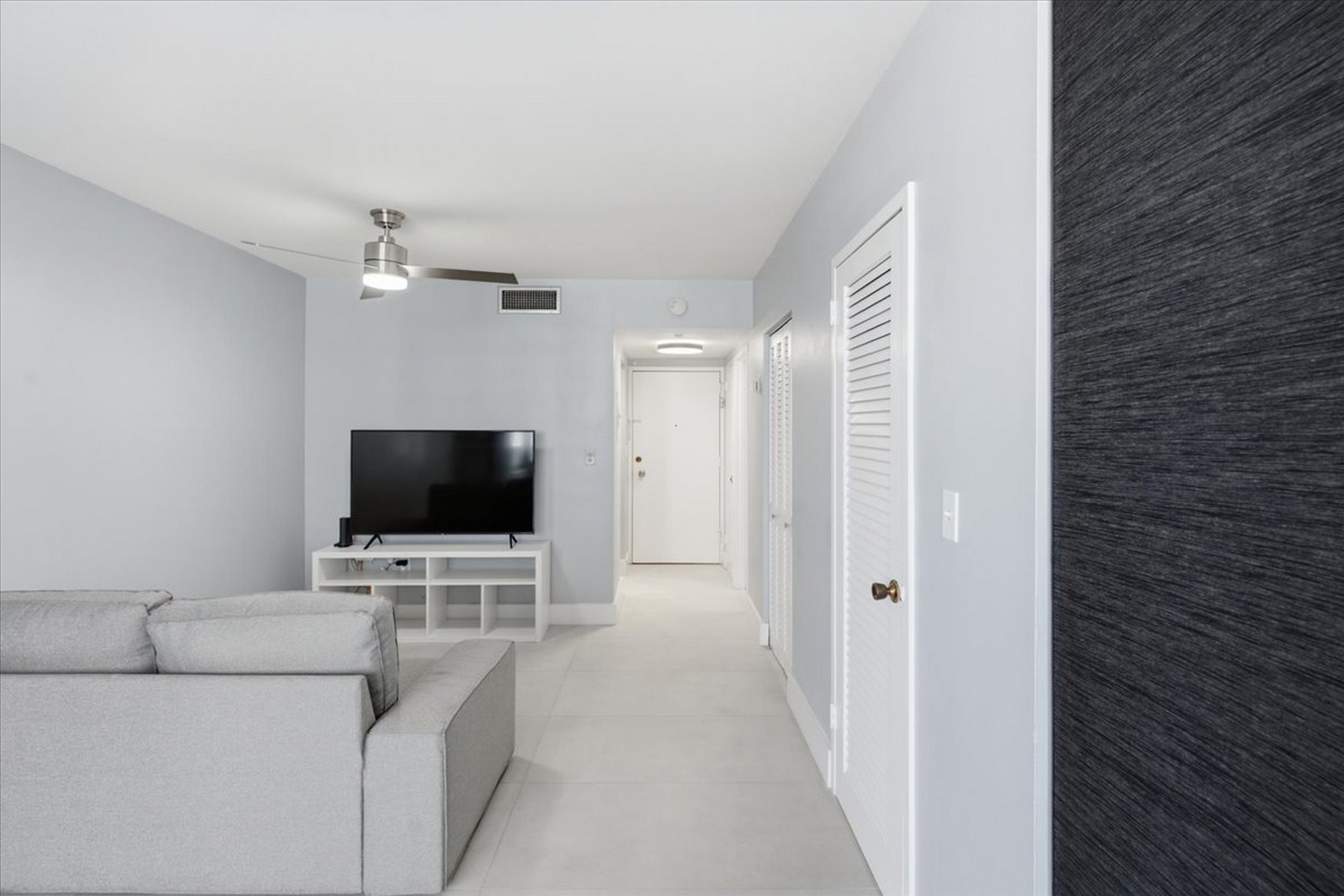 2899 Collins Avenue Miami Beach FL 33140