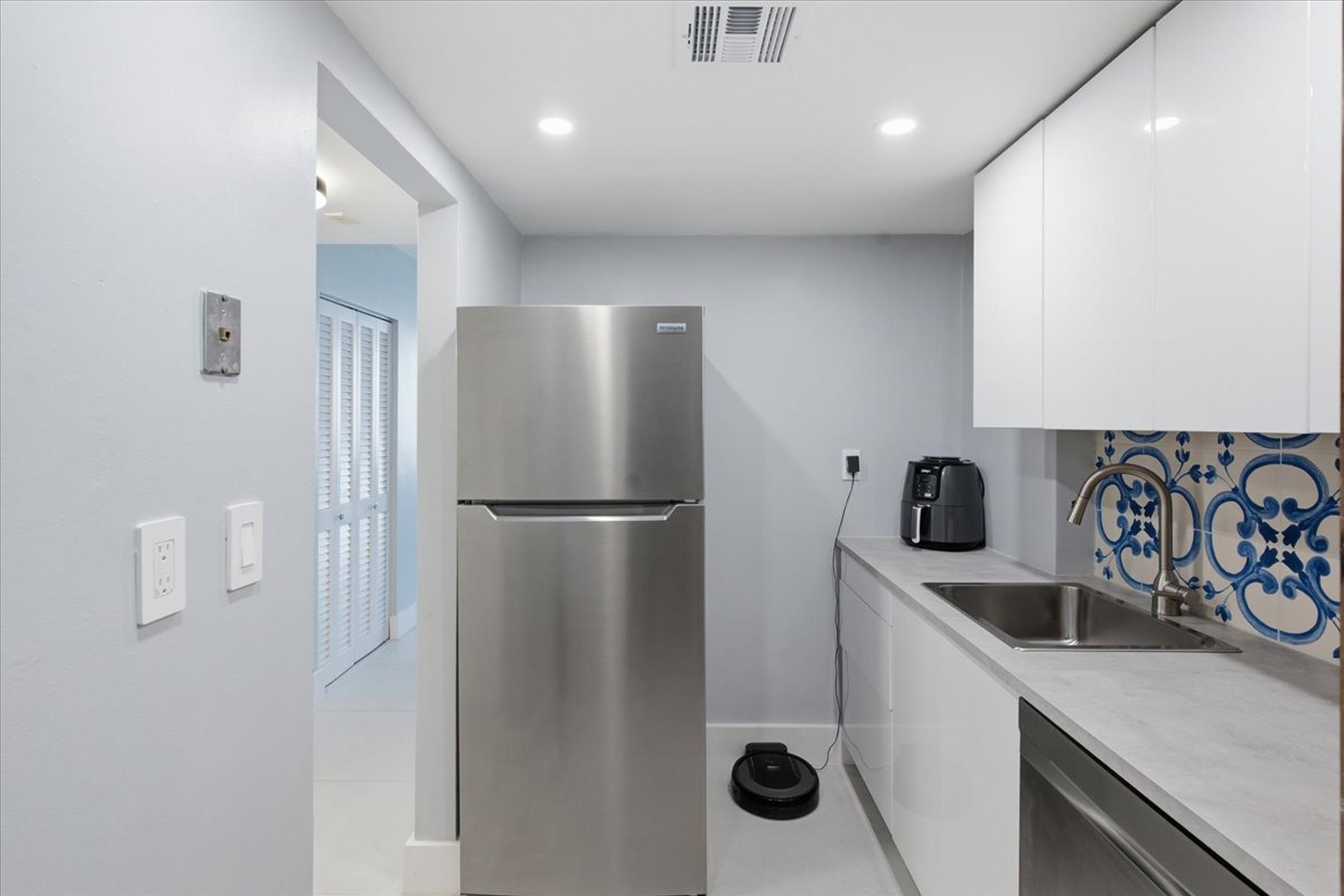 2899 Collins Avenue Miami Beach FL 33140