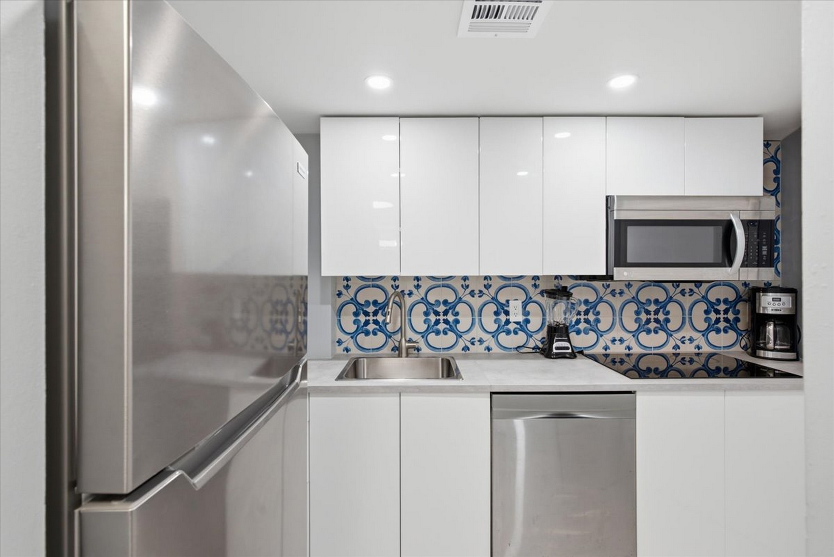2899 Collins Avenue Miami Beach FL 33140