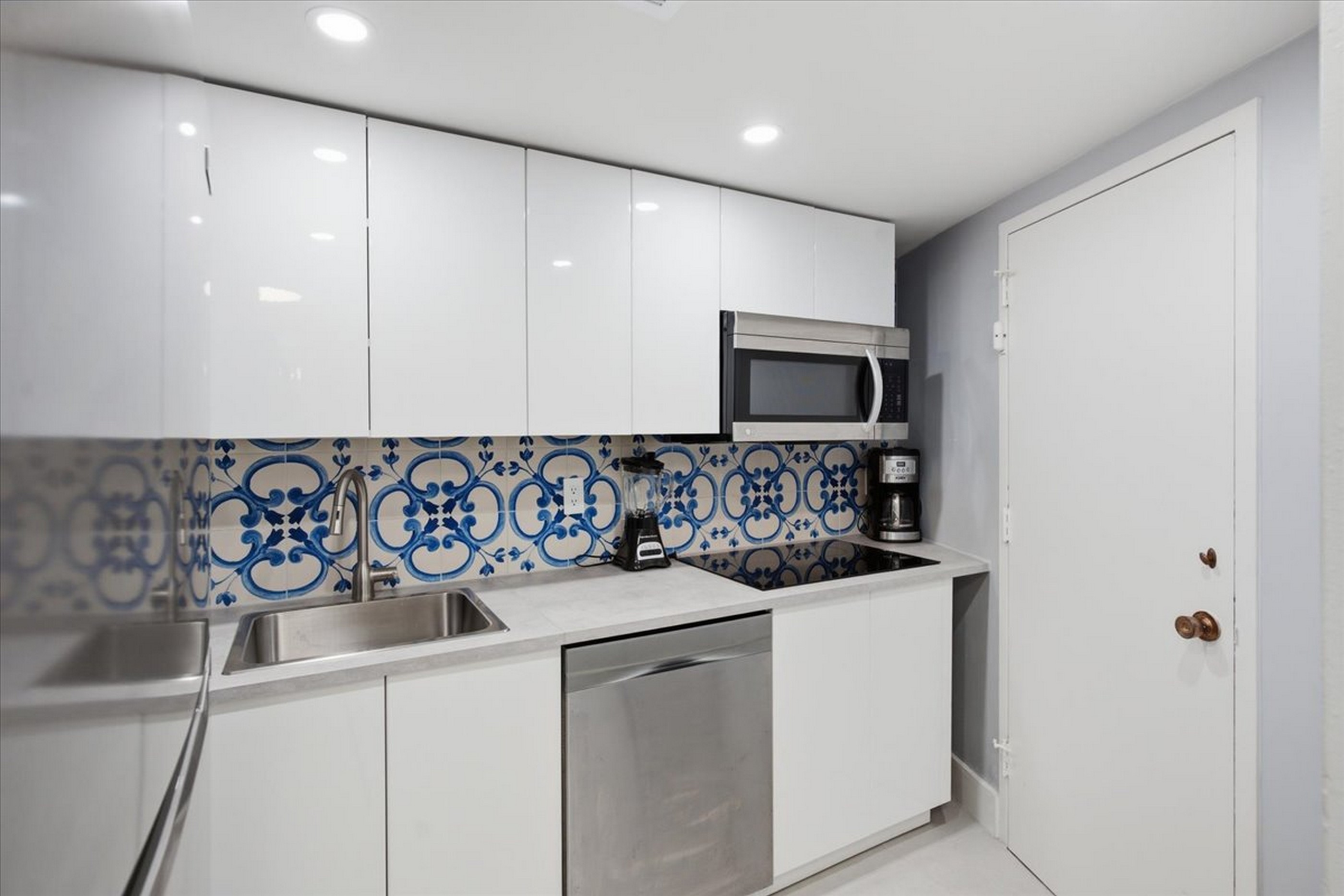 2899 Collins Avenue Miami Beach FL 33140