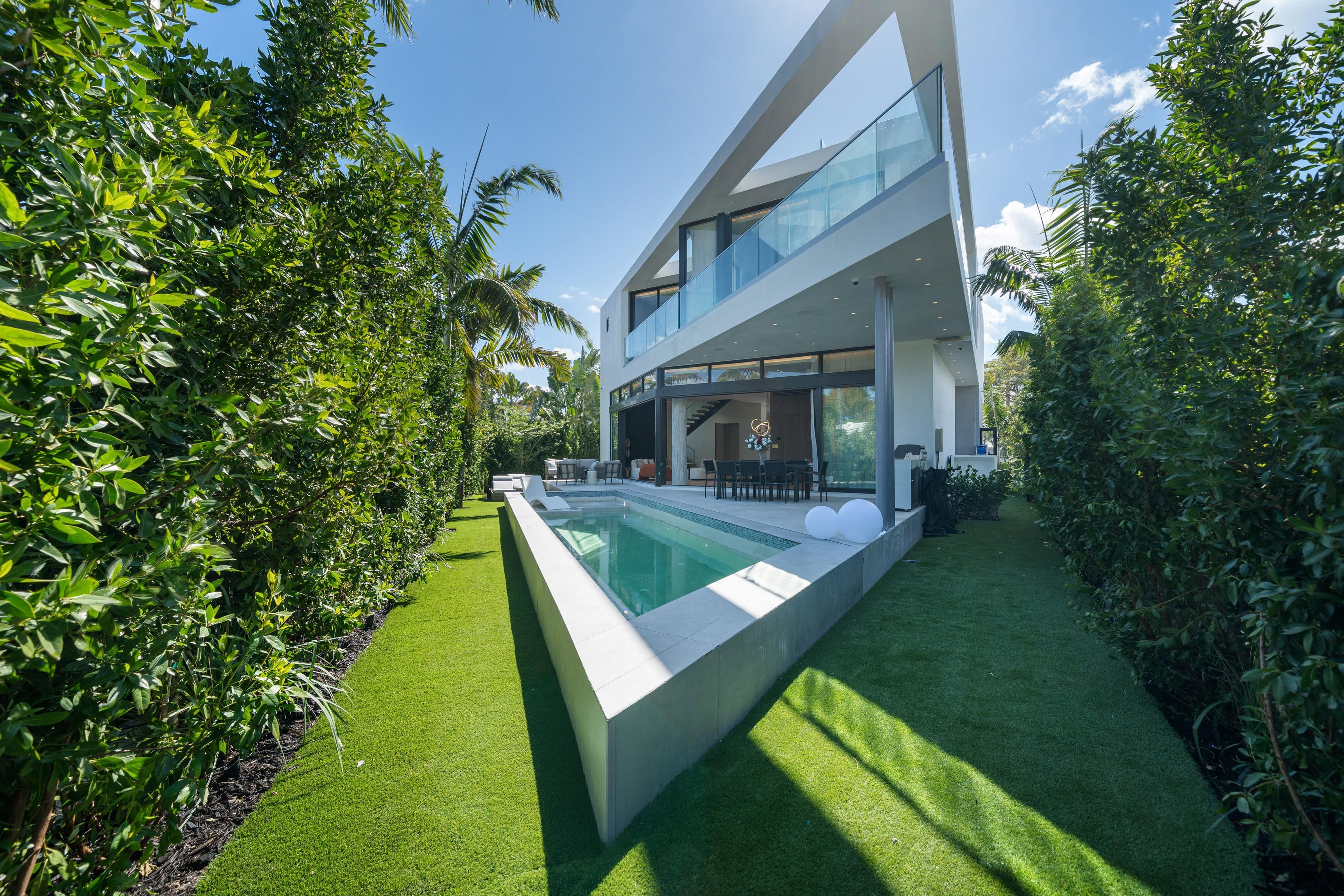 1045 W 47th Court Miami Beach FL 33140