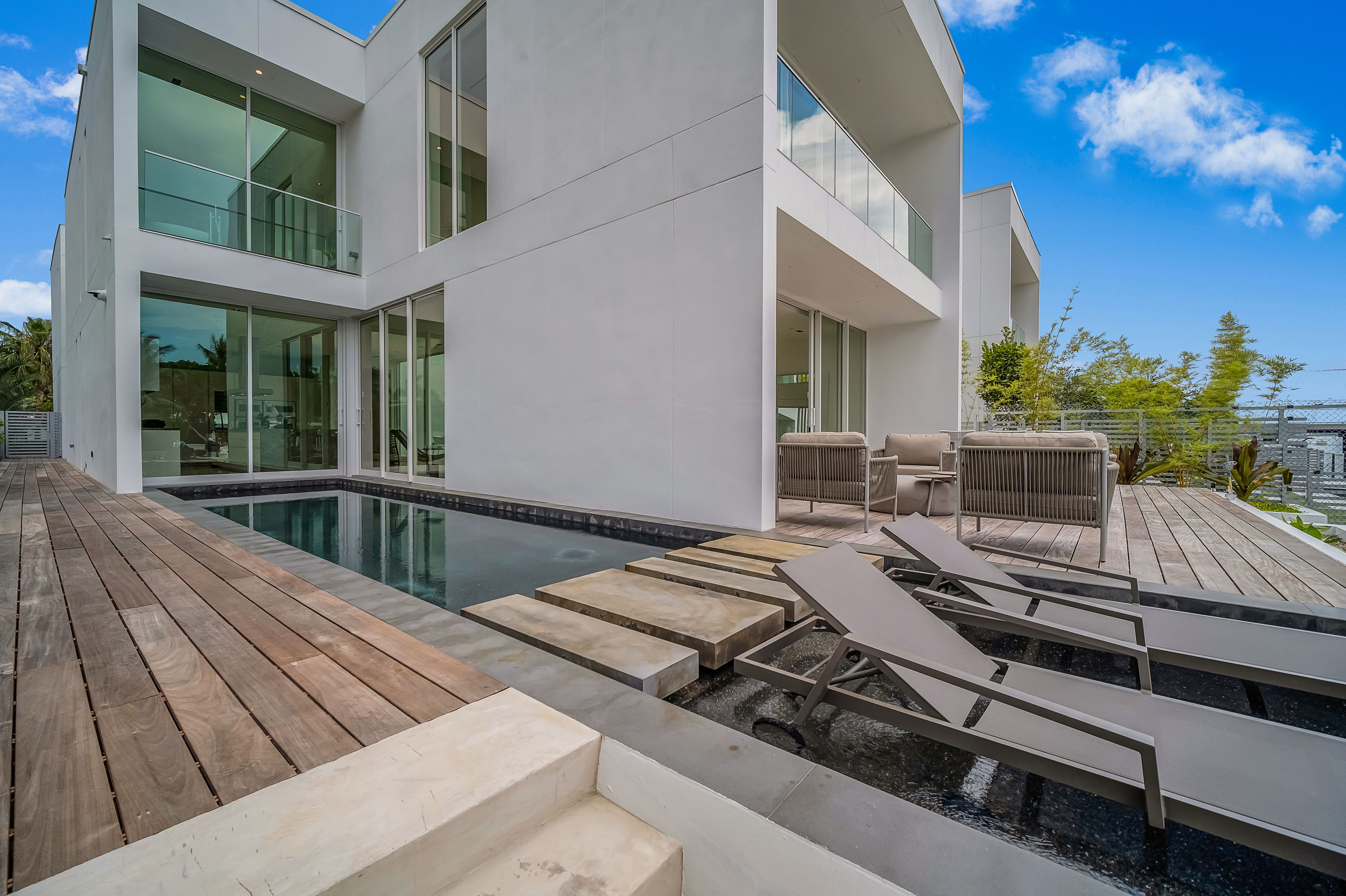 1011 W 48th Street Miami Beach FL 33140