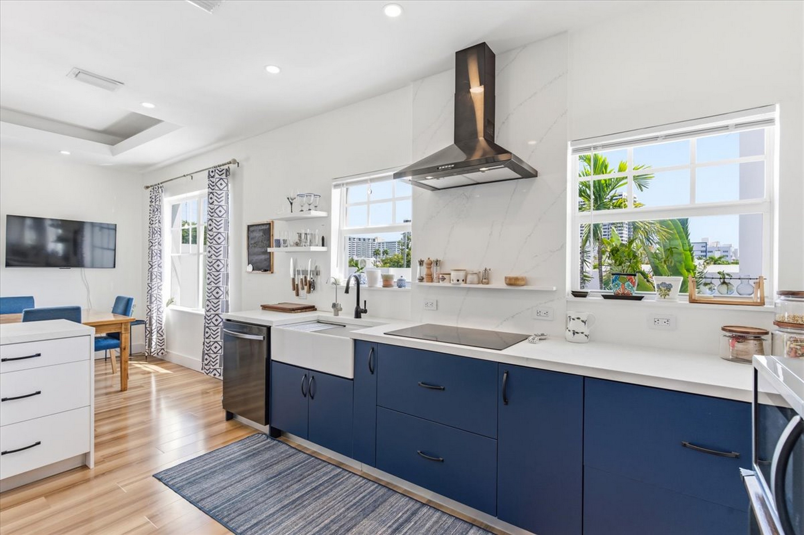 2463 Pine Tree Drive Miami Beach FL 33140