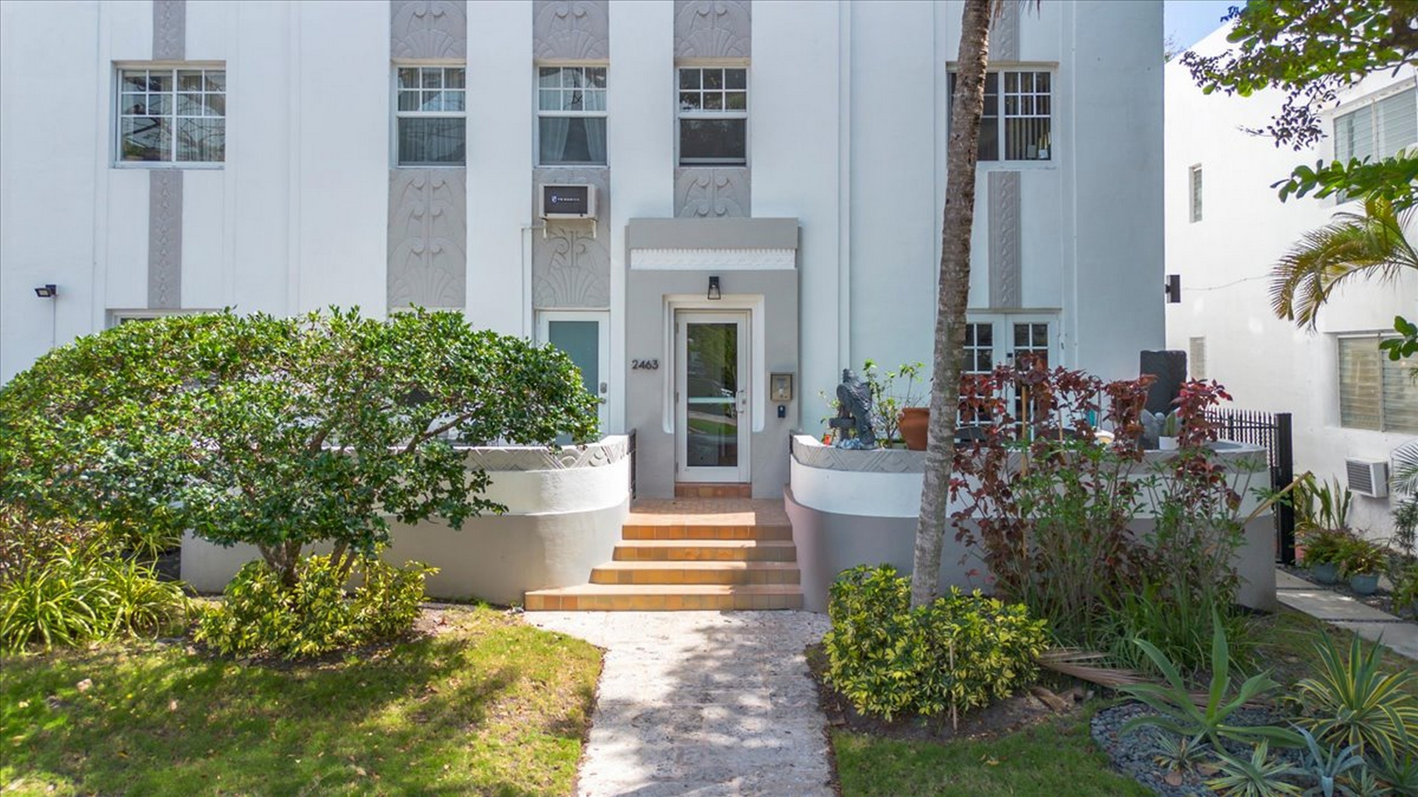 2463 Pine Tree Drive Miami Beach FL 33140