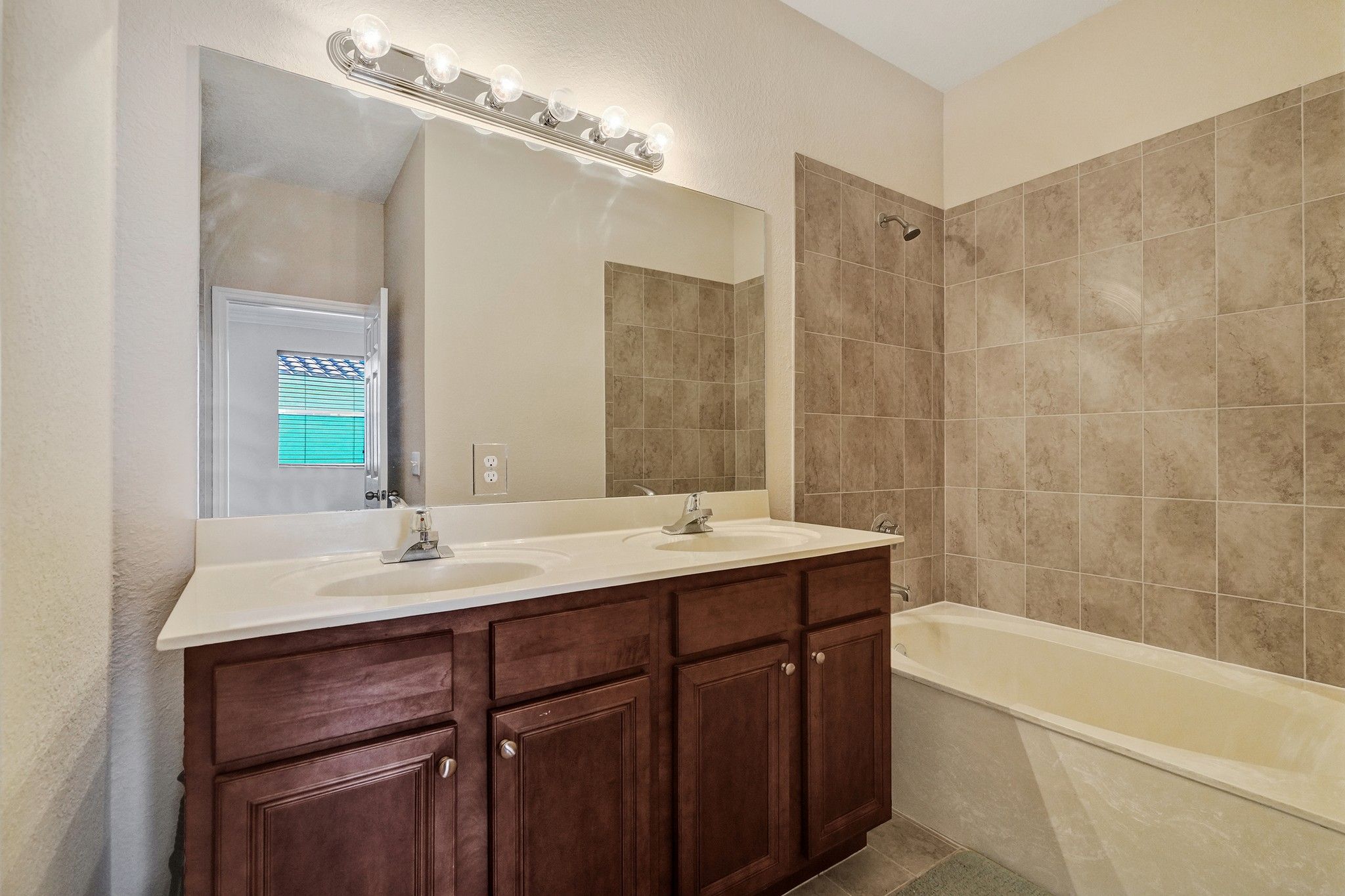1042 NE 207th Terrace Miami FL 33179
