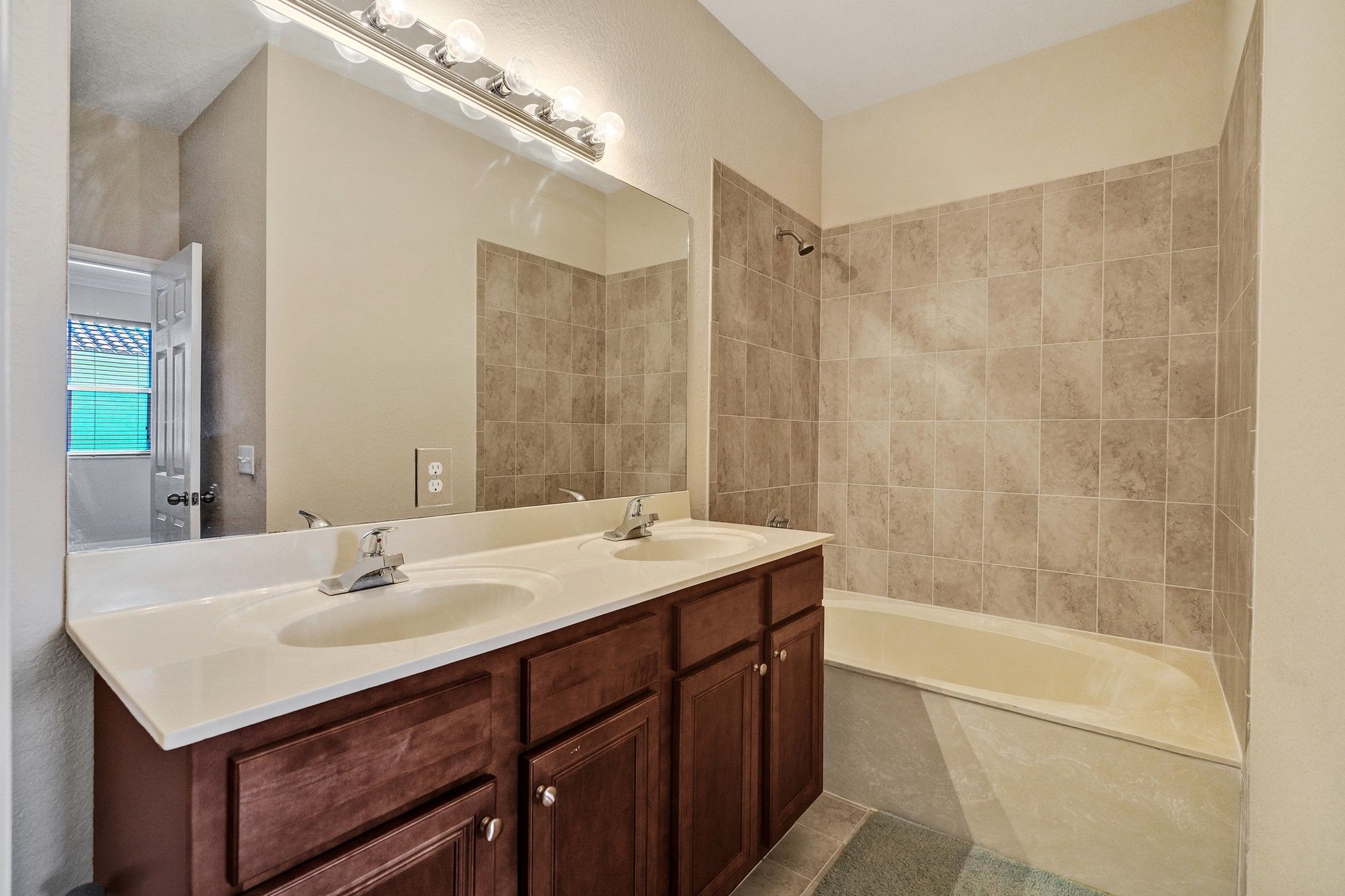 1042 NE 207th Terrace Miami FL 33179