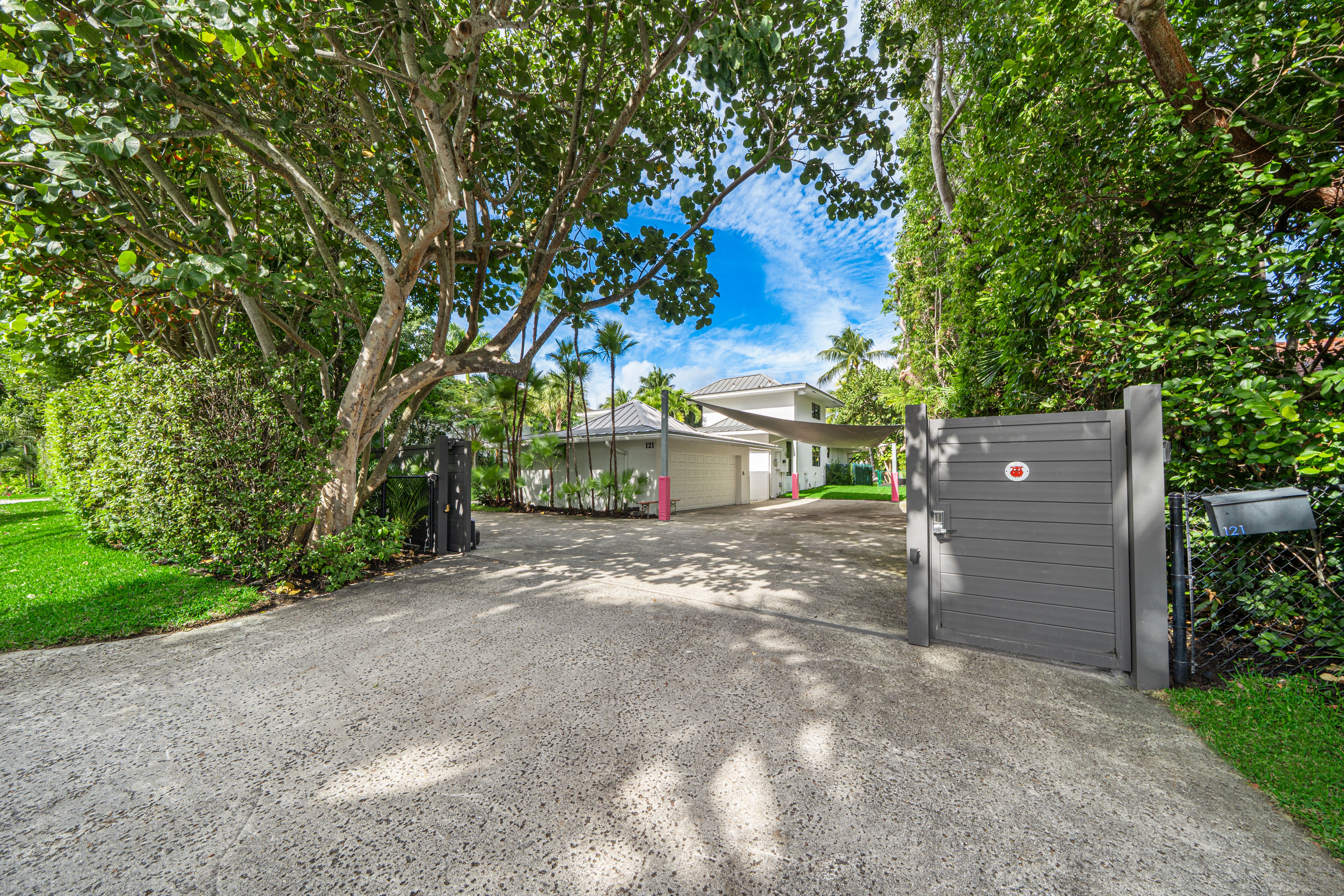 121 Knollwood Drive Key Biscayne FL 33149