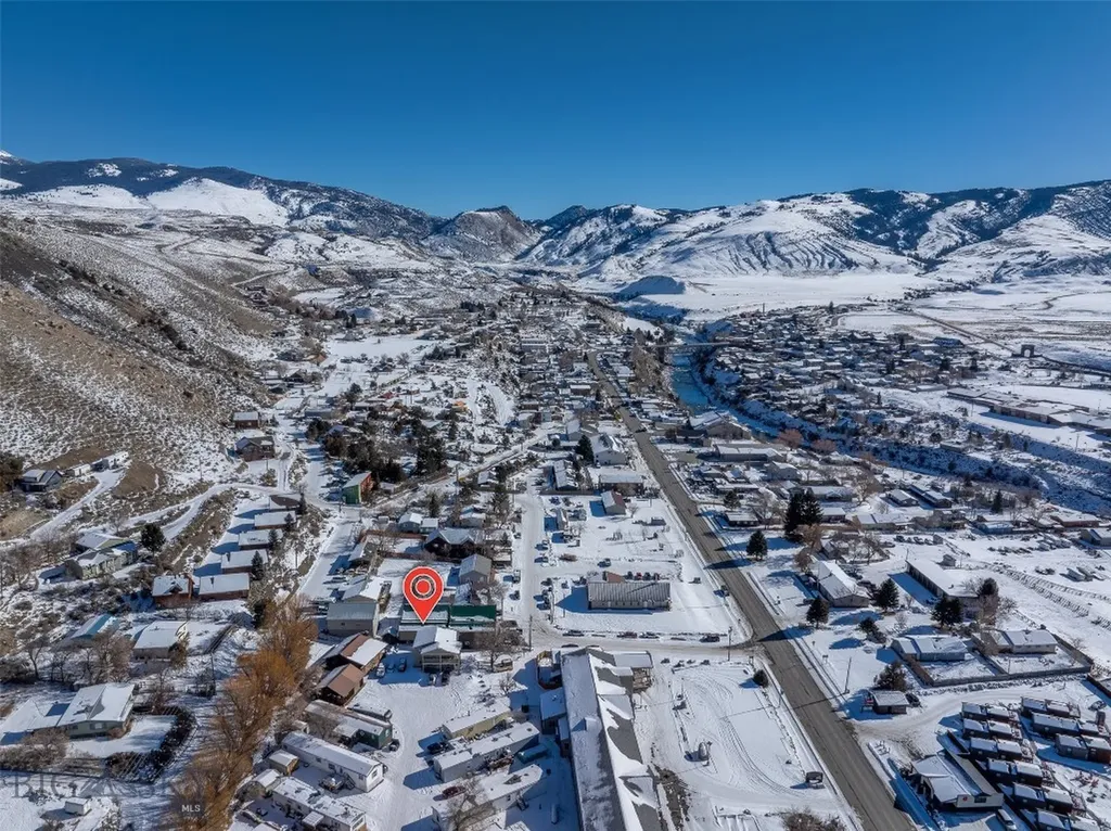 102 Travertine Street Gardiner MT 59030