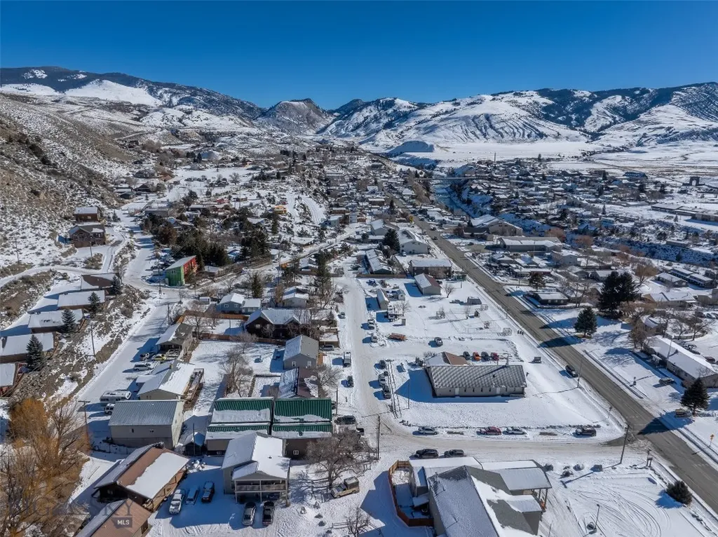 102 Travertine Street Gardiner MT 59030