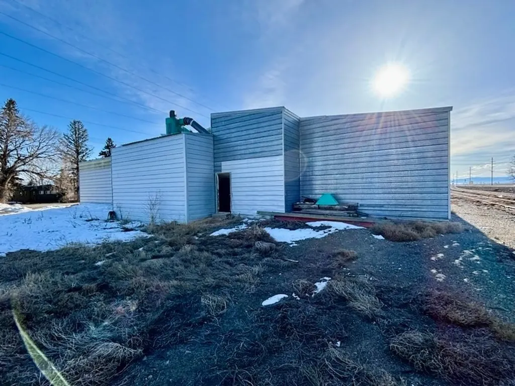 412 E Railroad Avenue N Manhattan MT 59741