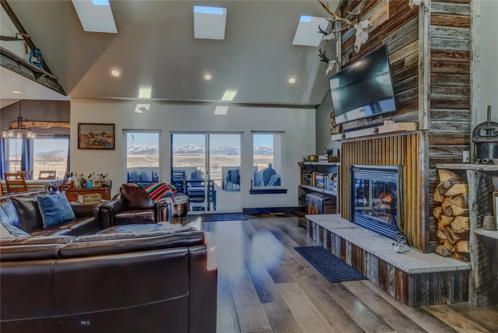 31 Bluffs Court Clyde Park MT 59018
