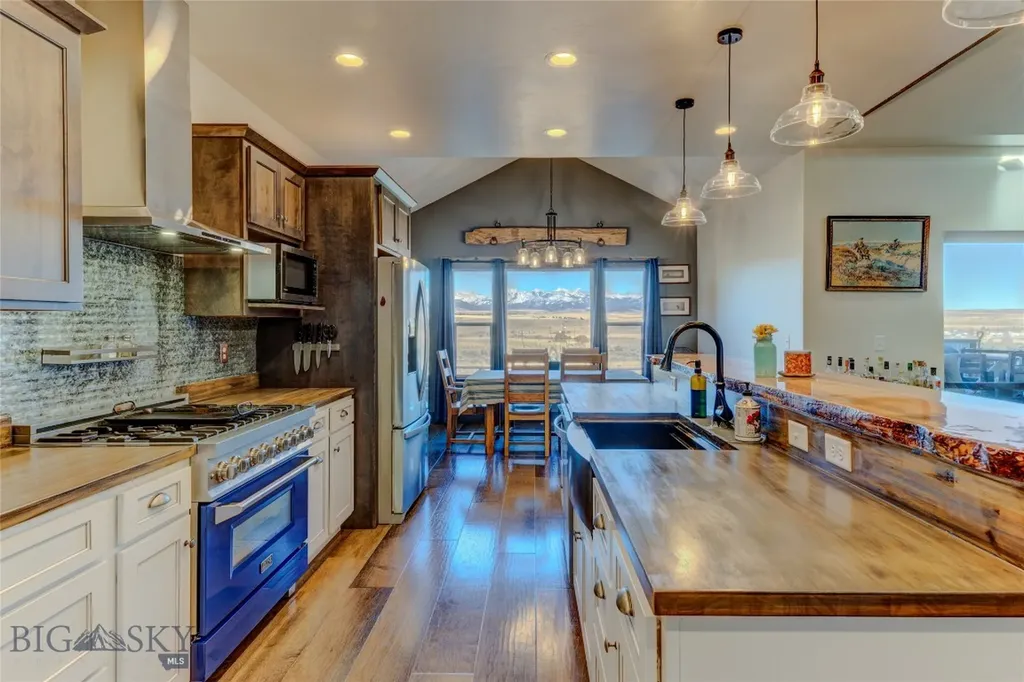 31 Bluffs Court Clyde Park MT 59018