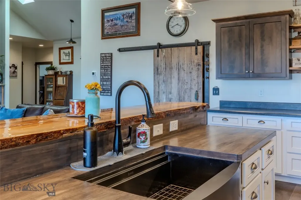 31 Bluffs Court Clyde Park MT 59018