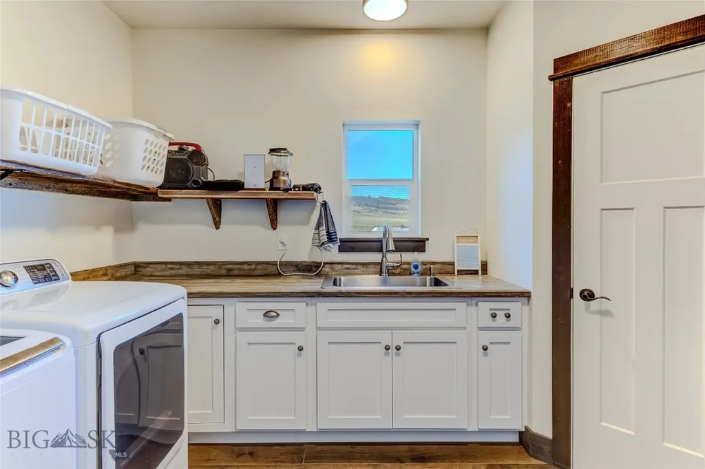 31 Bluffs Court Clyde Park MT 59018