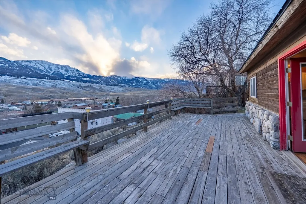 15 Gardiner View Gardiner MT 59030