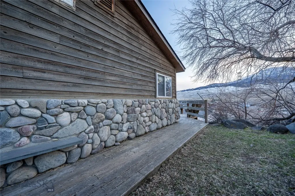 15 Gardiner View Gardiner MT 59030