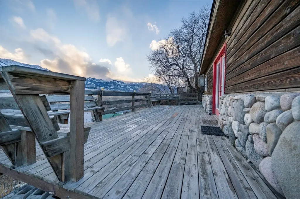15 Gardiner View Gardiner MT 59030