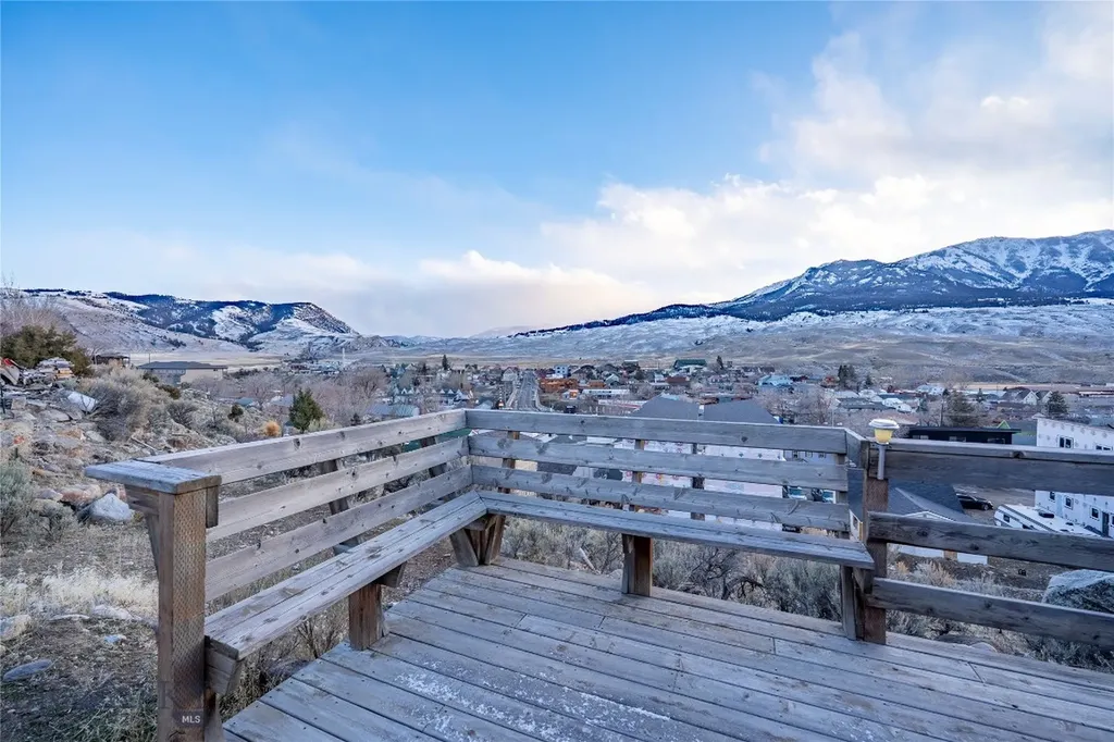 15 Gardiner View Gardiner MT 59030