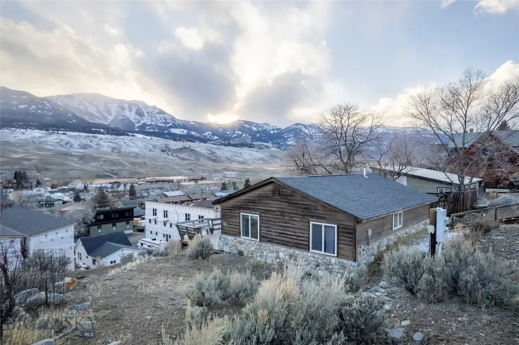 15 Gardiner View Gardiner MT 59030