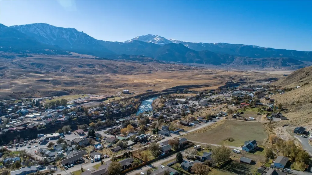 15 Gardiner View Gardiner MT 59030