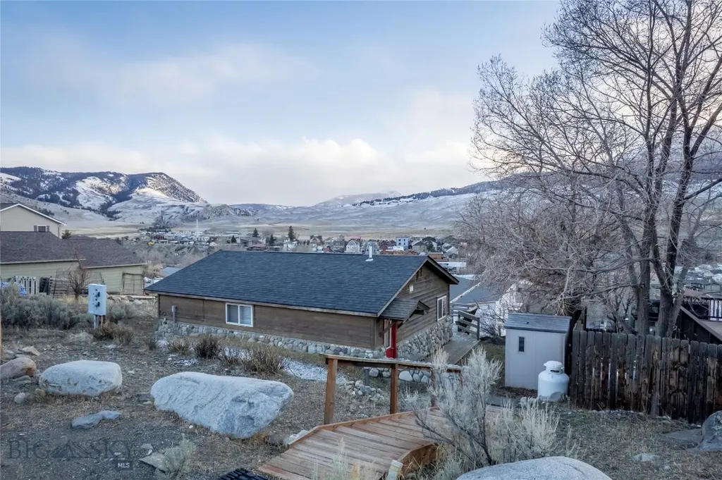 15 Gardiner View Gardiner MT 59030