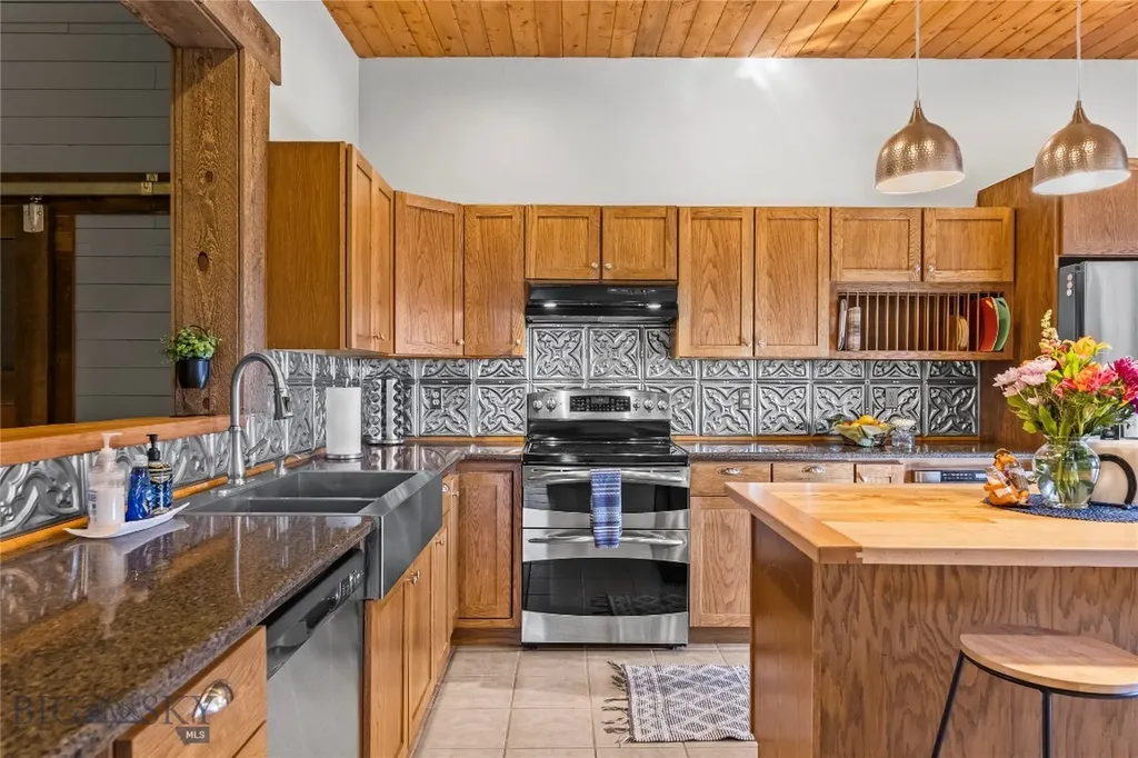 550 Old Yellowstone Trail S Gardiner MT 59030