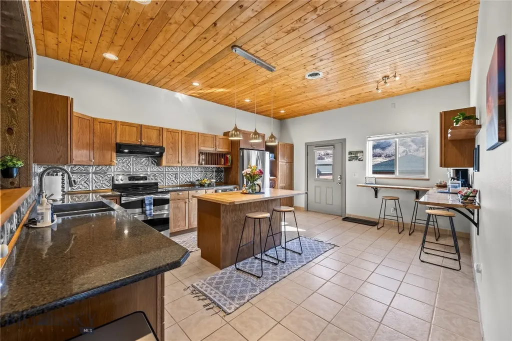 550 Old Yellowstone Trail S Gardiner MT 59030