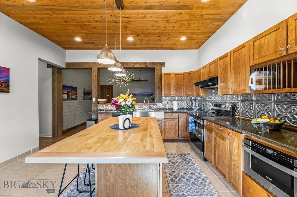 550 Old Yellowstone Trail S Gardiner MT 59030