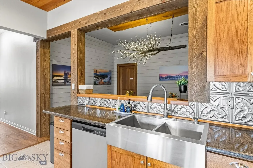 550 Old Yellowstone Trail S Gardiner MT 59030