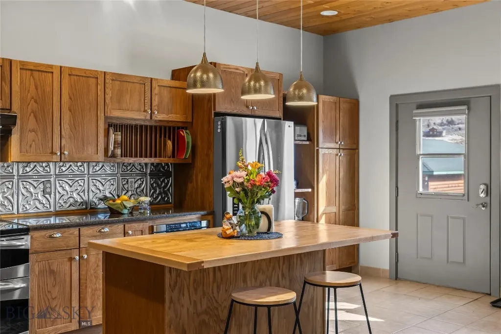 550 Old Yellowstone Trail S Gardiner MT 59030