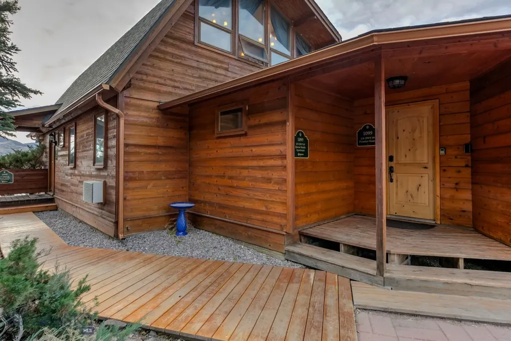 1099 Us Highway 89 S Gardiner MT 59030