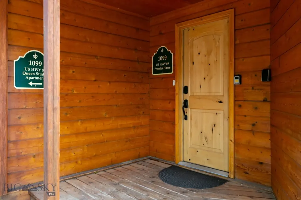 1099 Us Highway 89 S Gardiner MT 59030
