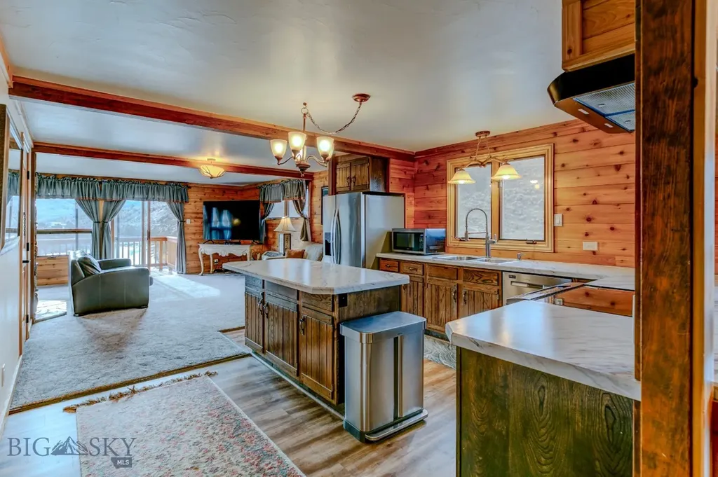 1099 Us Highway 89 S Gardiner MT 59030