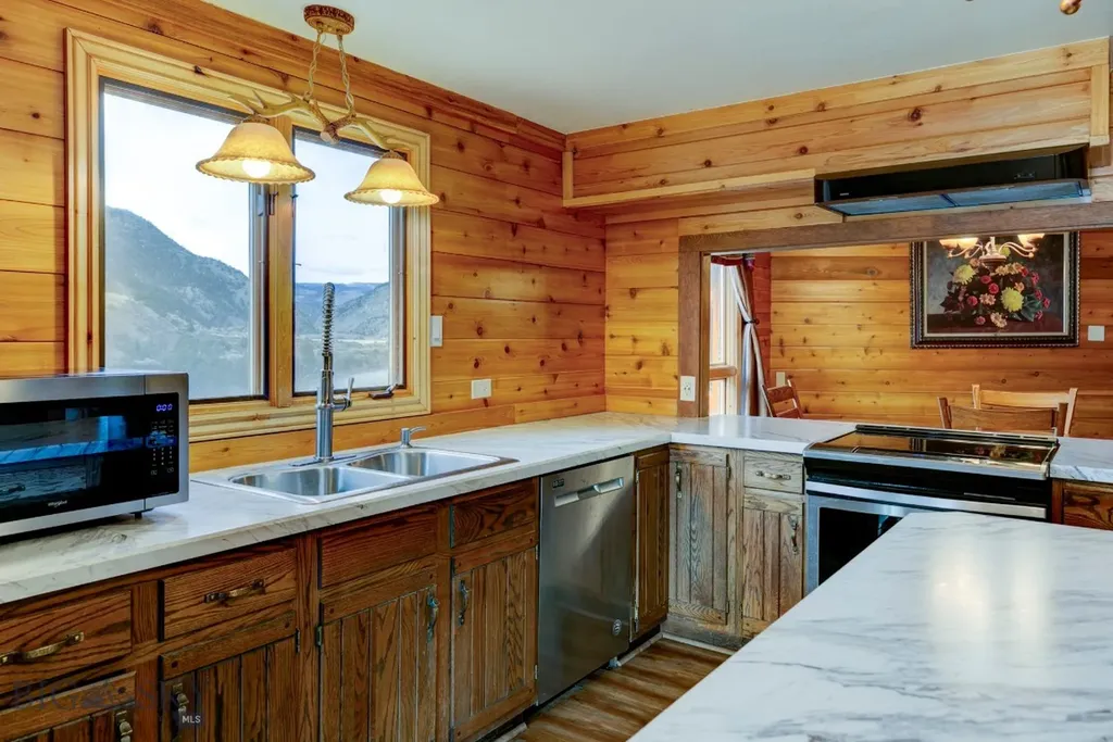 1099 Us Highway 89 S Gardiner MT 59030