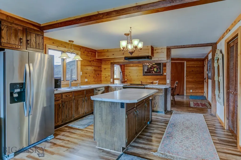 1099 Us Highway 89 S Gardiner MT 59030