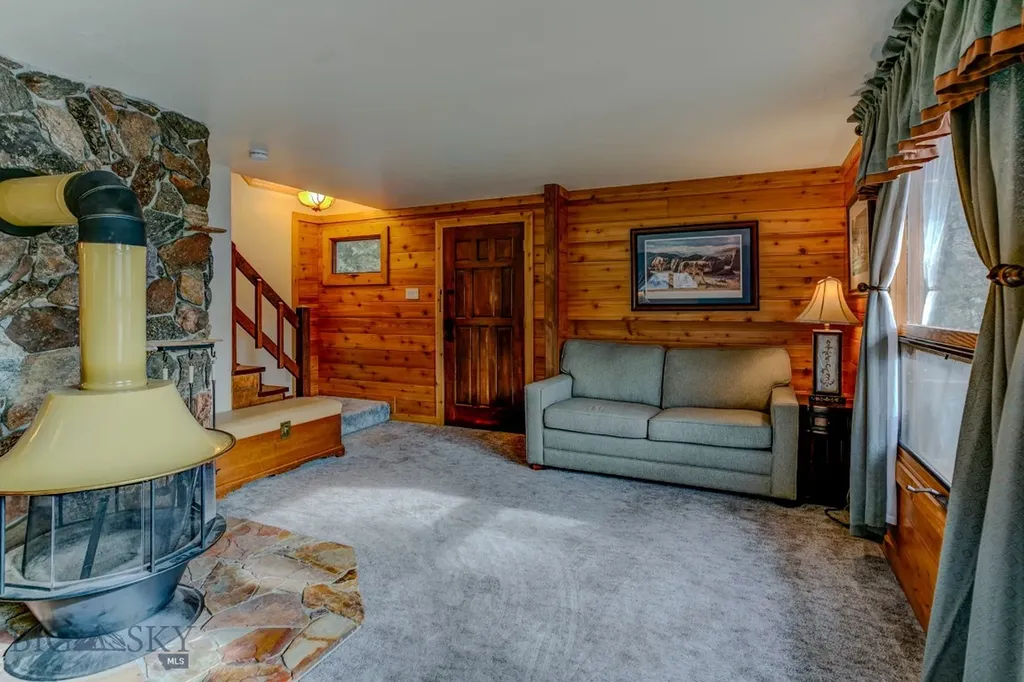 1099 Us Highway 89 S Gardiner MT 59030