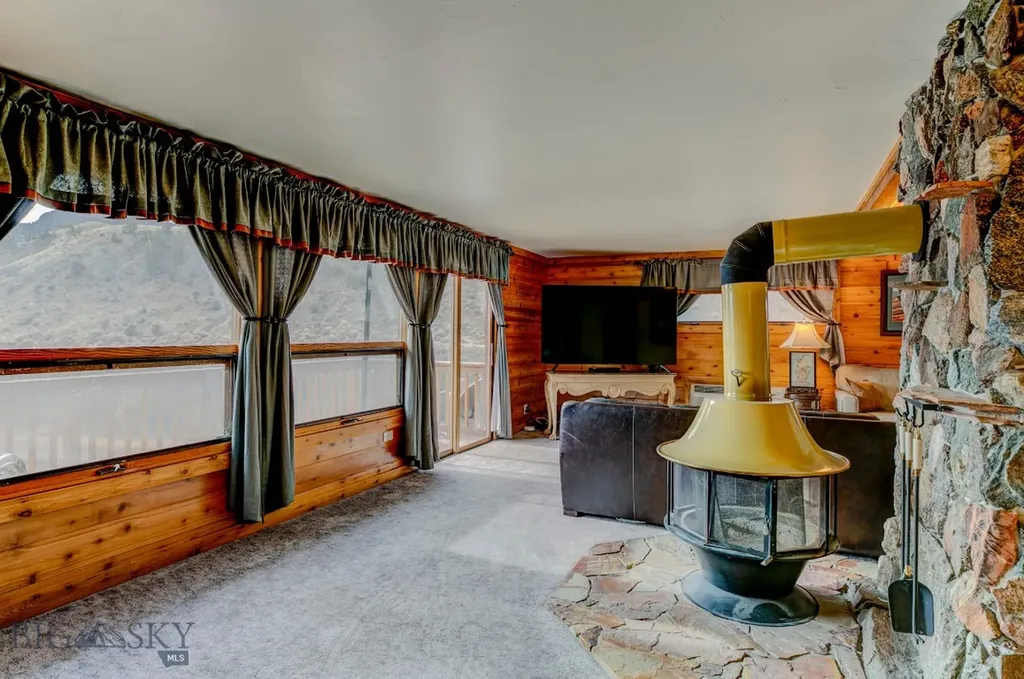 1099 Us Highway 89 S Gardiner MT 59030