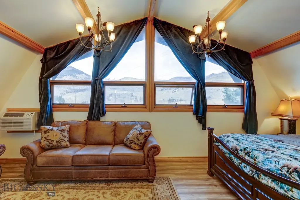 1099 Us Highway 89 S Gardiner MT 59030