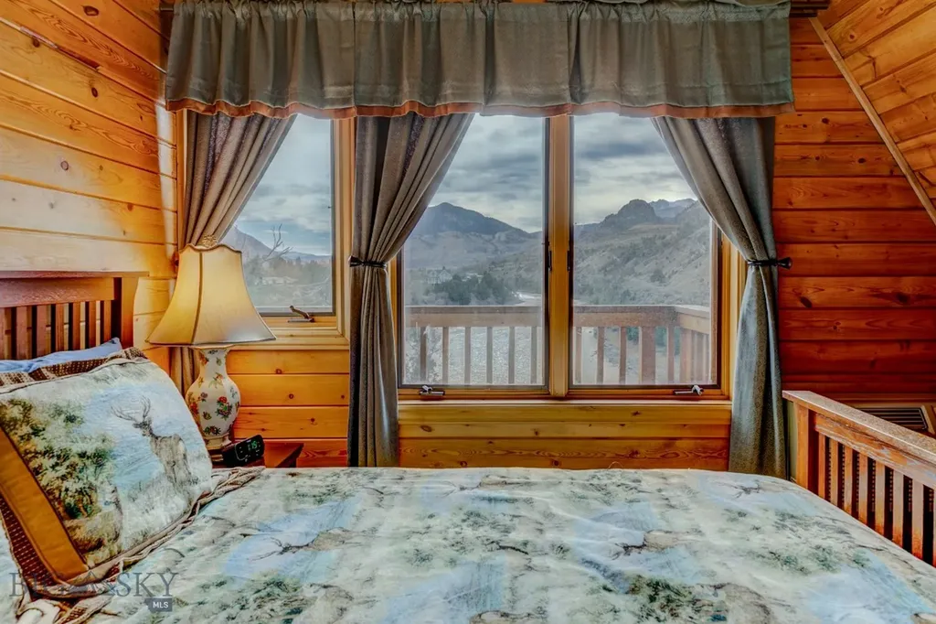 1099 Us Highway 89 S Gardiner MT 59030