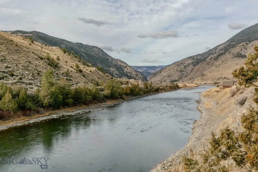 1099 Us Highway 89 S Gardiner MT 59030