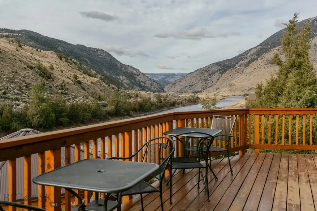 1099 Us Highway 89 S Gardiner MT 59030