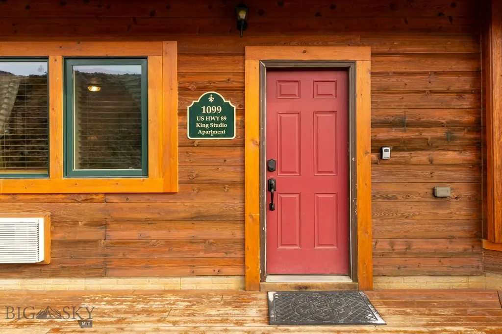 1099 Us Highway 89 S Gardiner MT 59030