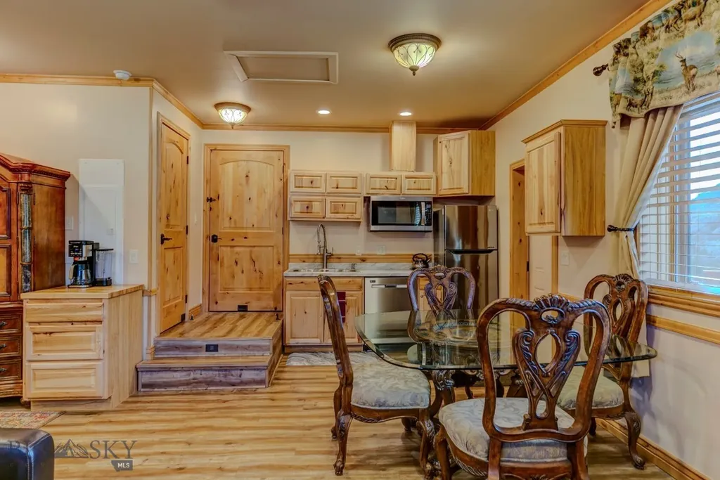 1099 Us Highway 89 S Gardiner MT 59030