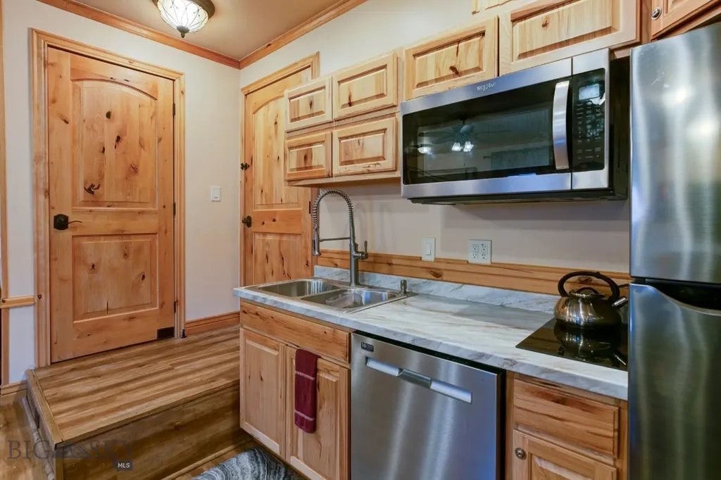 1099 Us Highway 89 S Gardiner MT 59030
