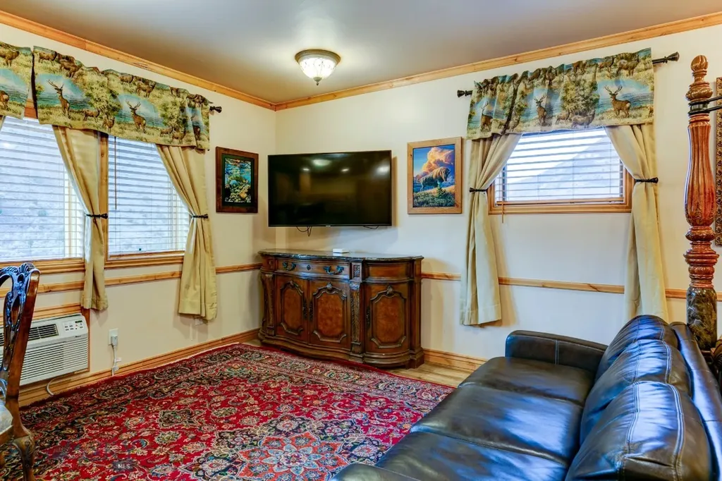 1099 Us Highway 89 S Gardiner MT 59030
