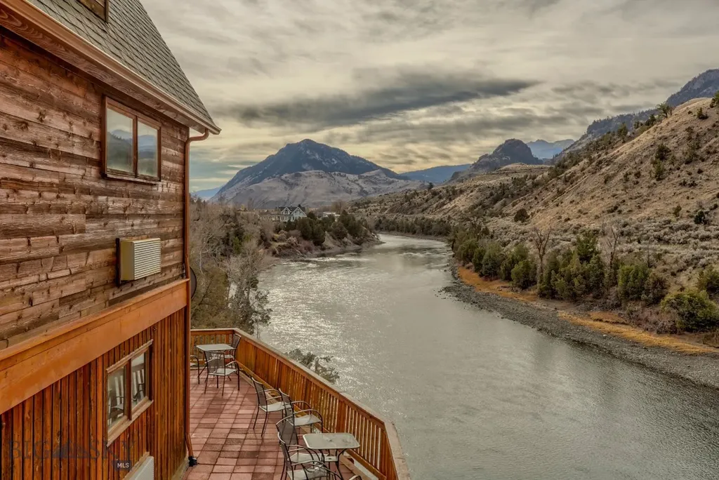 1099 Us Highway 89 S Gardiner MT 59030