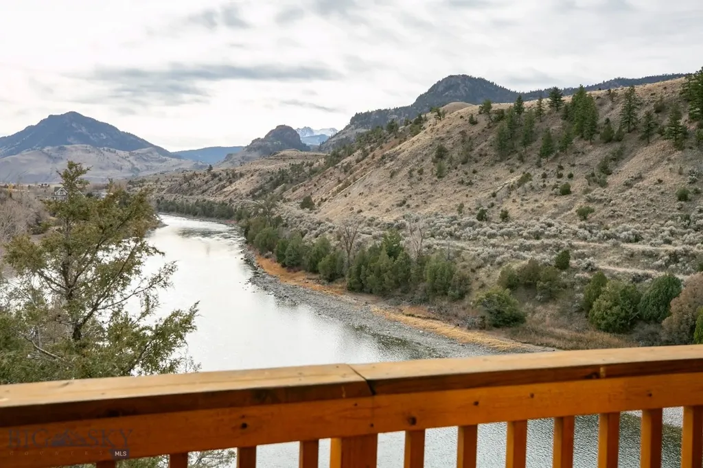 1099 Us Highway 89 S Gardiner MT 59030